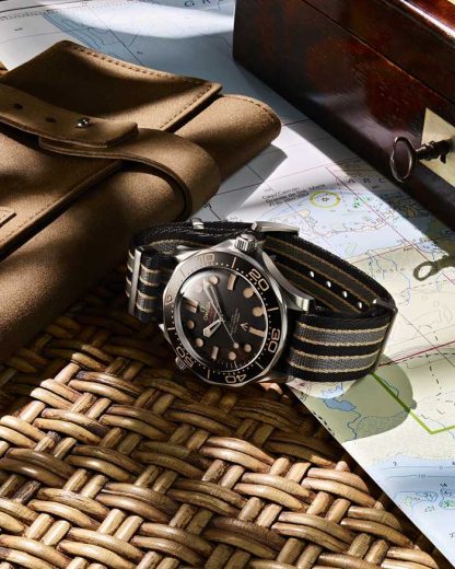 Omega 007*** Edition Seamaster Diver 300M 42 mm, tytan na pasku NATO 210.92.42.20.01.001 - obrazek 3