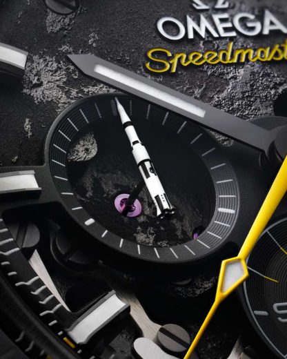 Omega Apollo 8 Speedmaster Dark Side of the Moon 44,25 mm, czarna ceramika na gumowym pasku 310.92.44.50.01.001 - obrazek 5