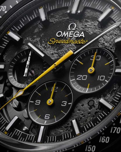 Omega Apollo 8 Speedmaster Dark Side of the Moon 44,25 mm, czarna ceramika na gumowym pasku 310.92.44.50.01.001 - obrazek 4