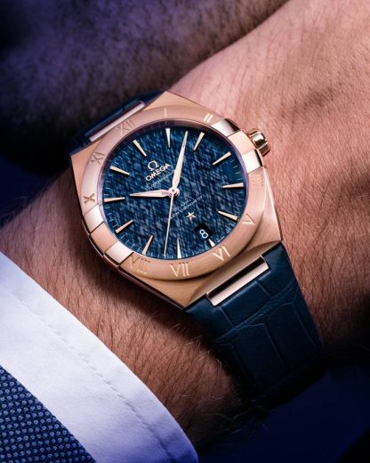 Omega Constellation 39 mm, złoto Sedna™ na skórzanym pasku 131.53.39.20.03.001 - obrazek 4
