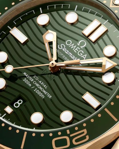 Omega Seamaster Diver 300M 42 mm, złoty Moonshine™ na gumowym pasku 210.62.42.20.10.001 - obrazek 4