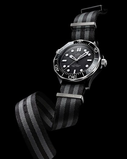 Omega Seamaster Diver 300M 43,5 mm, czarna ceramika na pasku NATO 210.92.44.20.01.002 - obrazek 3