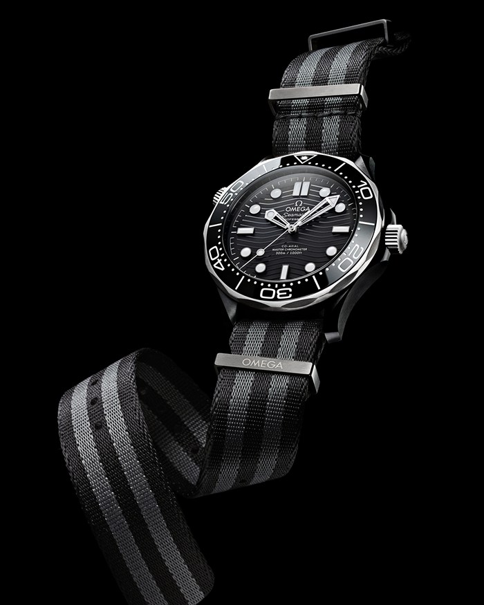 Omega Seamaster Diver 300M 43,5 mm, czarna ceramika na pasku NATO 210.92.44.20.01.002 - obrazek 3
