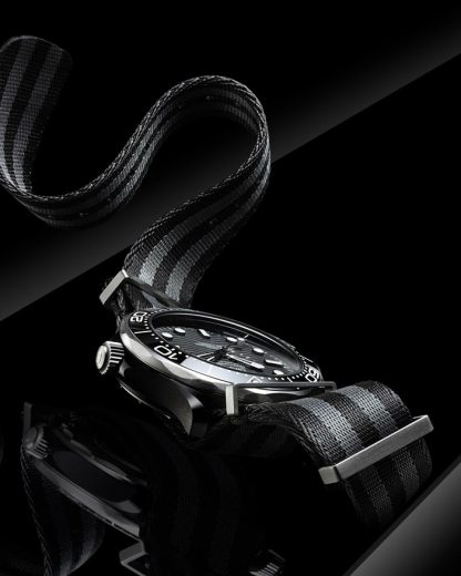 Omega Seamaster Diver 300M 43,5 mm, czarna ceramika na pasku NATO 210.92.44.20.01.002 - obrazek 4