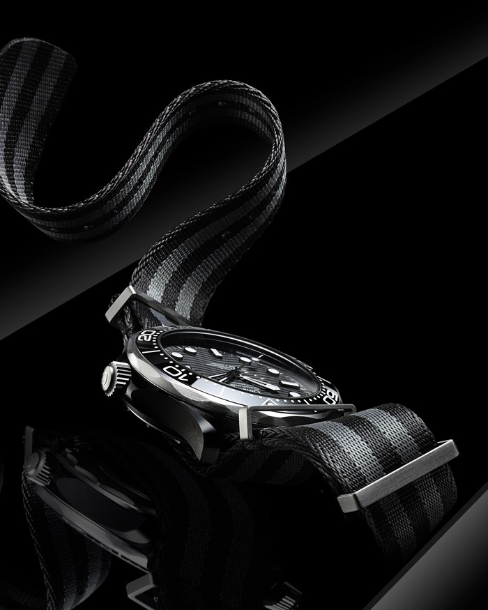 Omega Seamaster Diver 300M 43,5 mm, czarna ceramika na pasku NATO 210.92.44.20.01.002 - obrazek 4