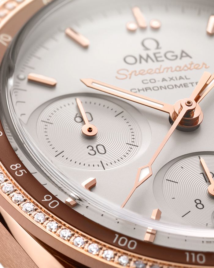 Omega Speedmaster 38 38 mm, złoto Sedna™ na skórzanym pasku 324.68.38.50.02.003 - obrazek 3