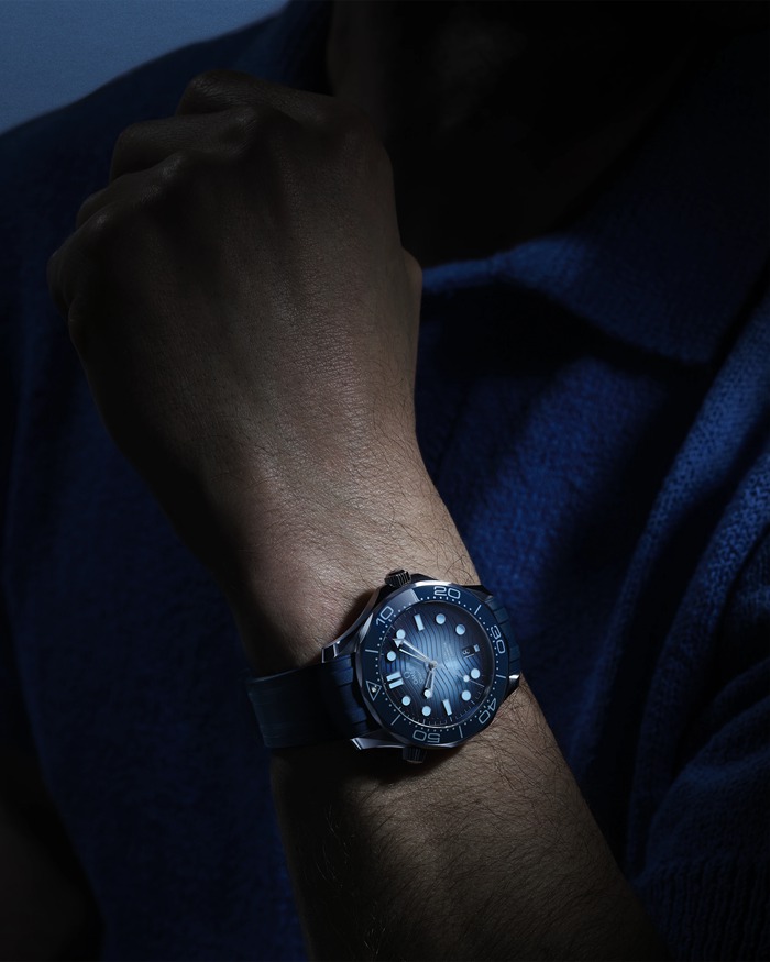 Omega Summer Blue Seamaster Diver 300M 42 mm, stalowy na gumowym pasku 210.32.42.20.03.002 - obrazek 4